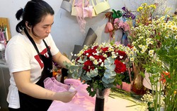 TPHCM: Giá hoa hồng dịp 8/3 tăng "chóng mặt", đắt gấp 4-5 lần ngày thường