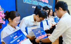 Học bổng "Vững bước tương lai" dành tặng sinh viên khó khăn tại TPHCM 