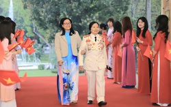 Thủ tướng gặp mặt nữ Anh hùng Lực lượng vũ trang Nhân dân, nữ Anh hùng Lao động, nữ tướng và trao Giải thưởng Kovalevskaia