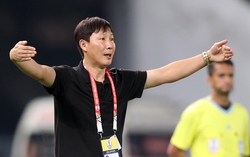 HLV Kim Sang-sik chuẩn bị đưa Quang Hải, Hoàng Đức đối đầu Manchester United?