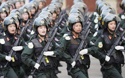 Nữ Cảnh sát đặc nhiệm quên nhọc nhằn tập luyện cho ngày diễu binh 30/4