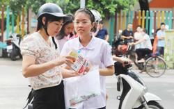 Cả gia đình "chạy nước rút" cùng sĩ tử trong kỳ thi vào lớp 10 THPT công lập