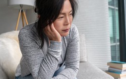 Mẹ dạo này bỗng dưng ít nói, dễ nổi nóng