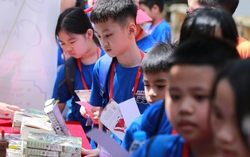Học sinh tiểu học trải nghiệm bộ mô hình lắp ráp di tích Hoàng thành Thăng Long