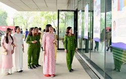 "Áo dài phụ nữ Việt Nam đi qua khói lửa chiến tranh" 