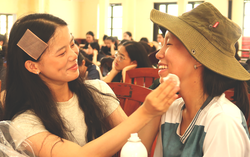 Lớp trang điểm đặc biệt dành cho nữ chiến sĩ diễu binh Khối công an