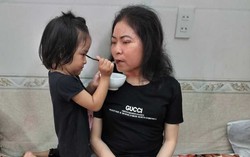Sức khỏe suy kiệt vì ung thư gan giai đoạn cuối, mẹ vẫn cố gắng từng ngày để được sống bên các con
