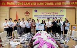 Bộ Y tế tiếp nhận 500.000 liều vắc xin sởi do FPT Long Châu trao tặng