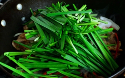 Mùa xuân ăn rau hẹ bổ sung "dương khí", nhưng nhóm người này cần tránh xa