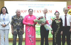 Xúc động cuộc hội ngộ của những nhà giáo cầm súng