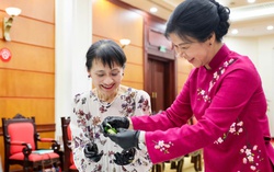 Phu nhân Tổng Bí thư và Phu nhân Thủ tướng Nhật Bản trải nghiệm làm bánh cốm Hà Nội