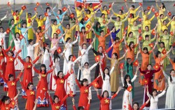 Phụ nữ Bình Thuận đồng diễn "Áo dài - Dân vũ" mừng 50 năm thống nhất đất nước