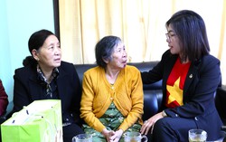 Hội LHPN tỉnh Lâm Đồng thăm, tặng quà nữ cựu tù cách mạng tiêu biểu