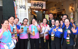 Xếp hàng mua cà phê ống tre gắn cờ đỏ sao vàng