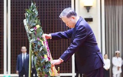 Tổng Bí thư Tô Lâm dẫn đầu đoàn Việt Nam viếng đồng chí Khamtay Siphandone