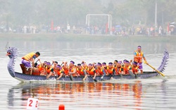 Gần 300 vận động viên tham gia giải bơi chải ở Lễ hội Đền Hùng