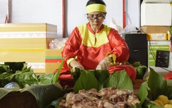 Người dân TPHCM gói - nấu bánh chưng dâng cúng ngày Giỗ Tổ