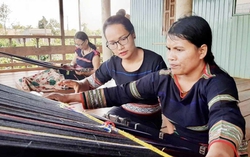Phụ nữ Jrai làm du lịch trải nghiệm trên chính quê hương mình
