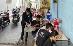 Hủ tiếu "thả" đắt khách trong hẻm nhỏ Sài thành