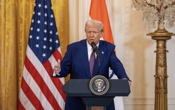 Tổng thống Donald Trump tạm dừng thuế đối ứng với hơn 75 quốc gia trong 90 ngày