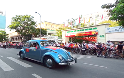TPHCM: Người dân hào hứng xuống đường xem diễu hành xe cổ mừng 50 năm thống nhất đất nước