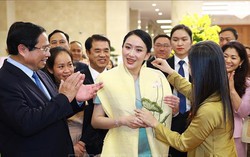 Thủ tướng Phạm Minh Chính cùng Thủ tướng Thái Lan tham quan triển lãm sản phẩm thủ công mỹ nghệ Việt Nam