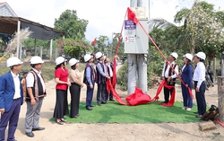 Điện lưới quốc gia xóa tan "đêm đen" tại làng đồng bào dân tộc thiểu số
