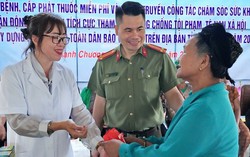 Khám bệnh, cấp phát thuốc miễn phí và tuyên truyền pháp luật cho người dân