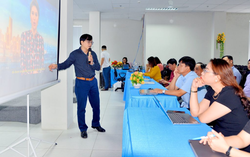 Nhân viên văn phòng biến AI thành "đồng đội"
