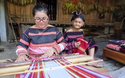 Những người phụ nữ Ba Na mang lại sức sống cho thổ cẩm truyền thống