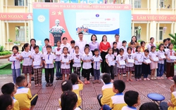 Trao học bổng và quà cho hơn 3.000 trẻ em có hoàn cảnh khó khăn