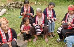 "Mẹ đã sinh con ở trạm y tế, con cũng nên như thế!"