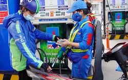 Giá xăng tăng nhẹ, giá dầu giảm