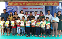 Ninh Thuận: Thăm và tặng quà cho các cháu thiếu nhi nhân Ngày 1/6