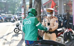 Tài xế xe ôm công nghệ bị phạt 5 triệu đồng vì đi lên vỉa hè: "Do khách giục quá..."