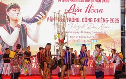 Sôi nổi Liên hoan Cồng Chiêng và trình diễn trang phục truyền thống các dân tộc thiểu số