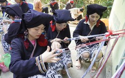 Tổ hợp tác thổ cẩm Dao Tiền tạo việc làm cho phụ nữ yếu thế
