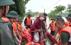 Thái Nguyên: Huy động 200 cán bộ, chiến sĩ và phương tiện giúp Nhân dân tại các điểm ngập úng