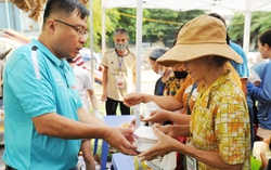 Nhà báo tận tâm với những "Bữa cơm Yêu thương" dành cho người nghèo