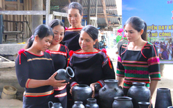 Lớp trang trí hoa văn gốm M'nông: Thắp lửa bảo tồn nghề truyền thống
