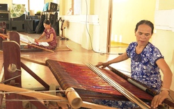 Liên kết sản xuất giúp phụ nữ Chăm ổn định cuộc sống, giữ nghề truyền thống