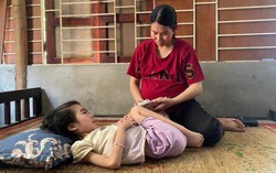 Thai phụ vừa trải qua nỗi đau mất con, cầu xin sự sống cho đứa còn lại mắc cùng một căn bệnh quái ác
