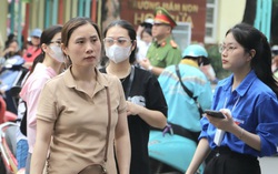 Gần 103.000 thí sinh Hà Nội bước vào môn thi đầu tiên, bố mẹ hồi hộp hơn con