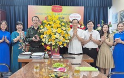 Phó Bí thư Đảng ủy MTTQ, các đoàn thể TƯ Nguyễn Thái Học chúc mừng Hội cựu Thanh niên xung phong Việt Nam 