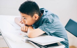 Mẹ lo lắng khi con thu mình vào "vỏ ốc"