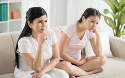 Mẹ chồng lấy tiền trợ cấp của con dâu - Làm sao để đòi lại?