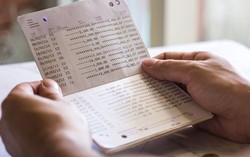 Chồng sững sờ khi phát hiện cuốn sổ tiết kiệm đứng tên vợ