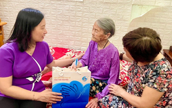 Hội LHPN tỉnh Thái Nguyên thăm, tặng quà các gia đình chính sách 