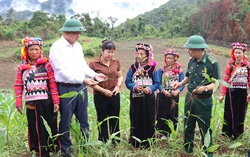 Trao sinh kế cho đồng bào dân tộc Hà Nhì ở bản Tả Ló San