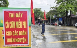 Những bếp ăn miễn phí "tiếp sức" đoàn cứu trợ bà con vùng lũ